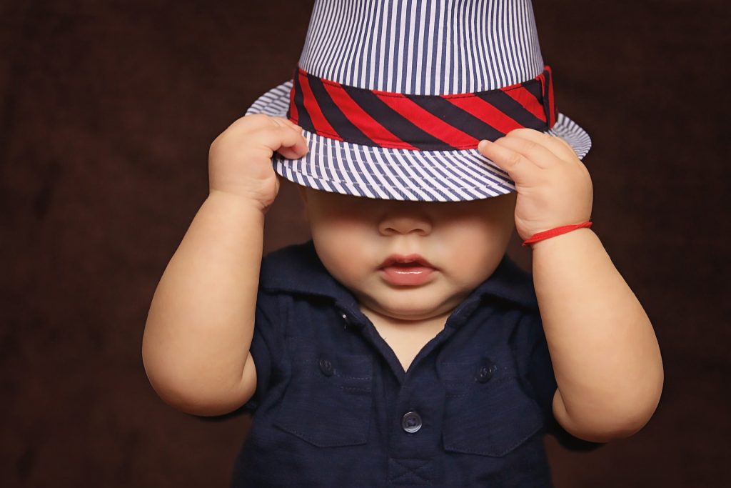 ילד עם כובע - חיסכון לילדים