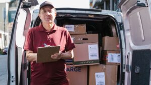 רכב של ספק עם סחורה